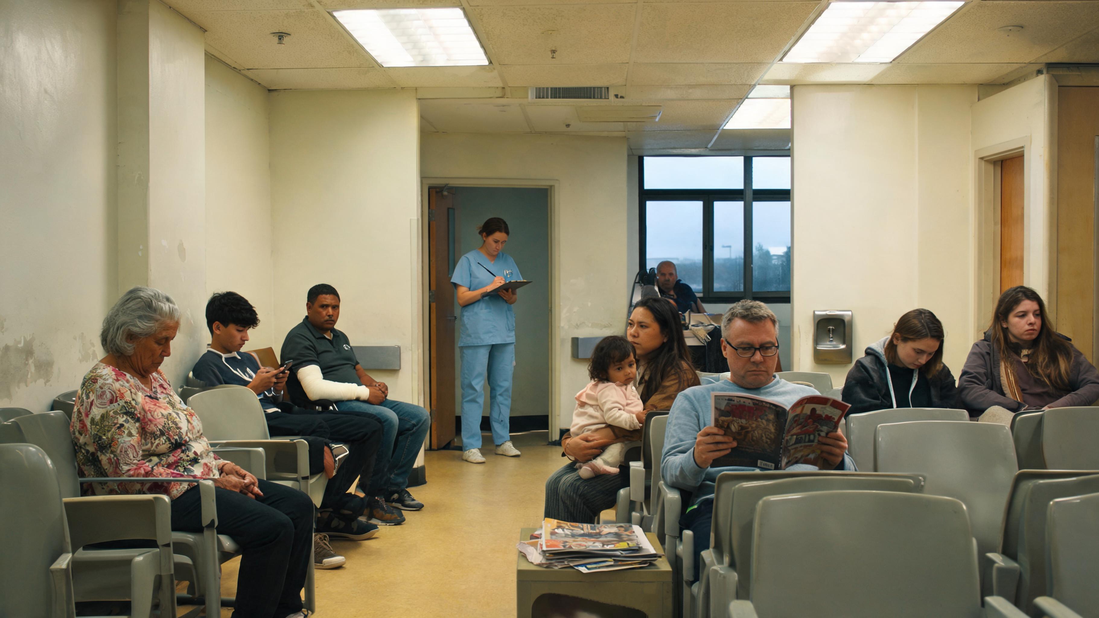 Uma sala de espera movimentada de um hospital público em uma cidade da Nova Zelândia, pacientes diversos de diferentes idades sentados em cadeiras de plástico, uma enfermeira verificando uma prancheta, iluminação fluorescente realista, sensação de documentário sincero.