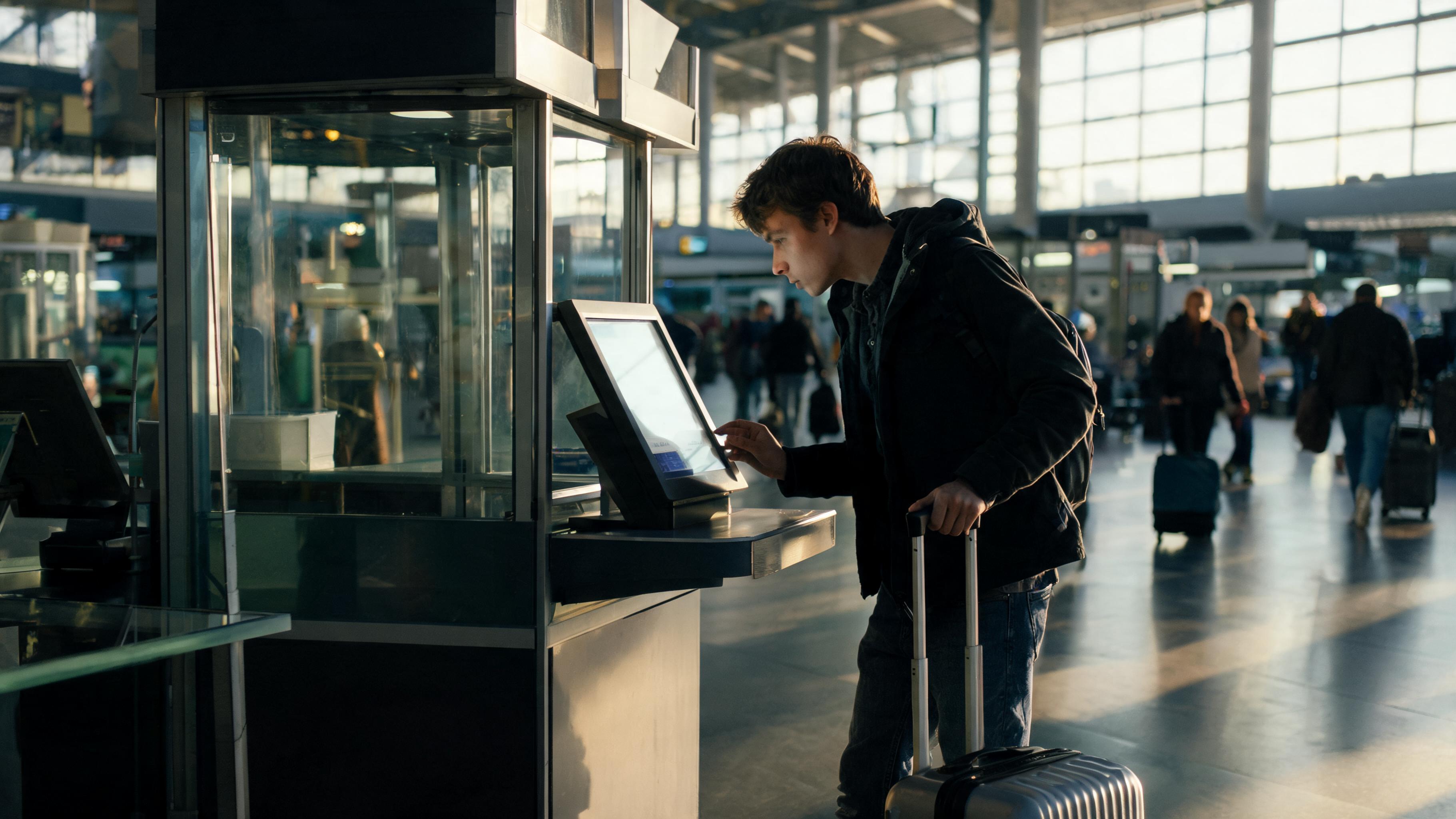 Um quiosque de câmbio no Aeroporto de Zurique, luz do início da manhã, um viajante verificando as taxas de câmbio em uma pequena tela enquanto puxa uma mala, outros passageiros desfocados ao fundo.